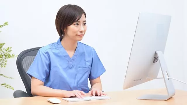 受付医療事務員の女性