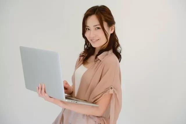 パートで働きながら転職活動をしている女性