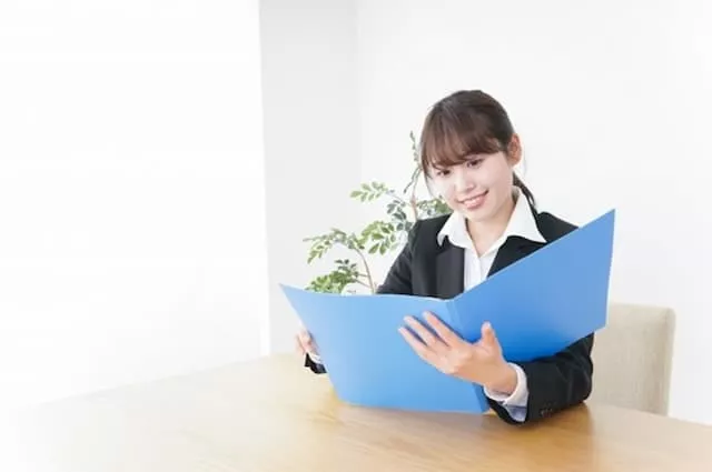 フルタイムパートと正社員の違いを調べている女性